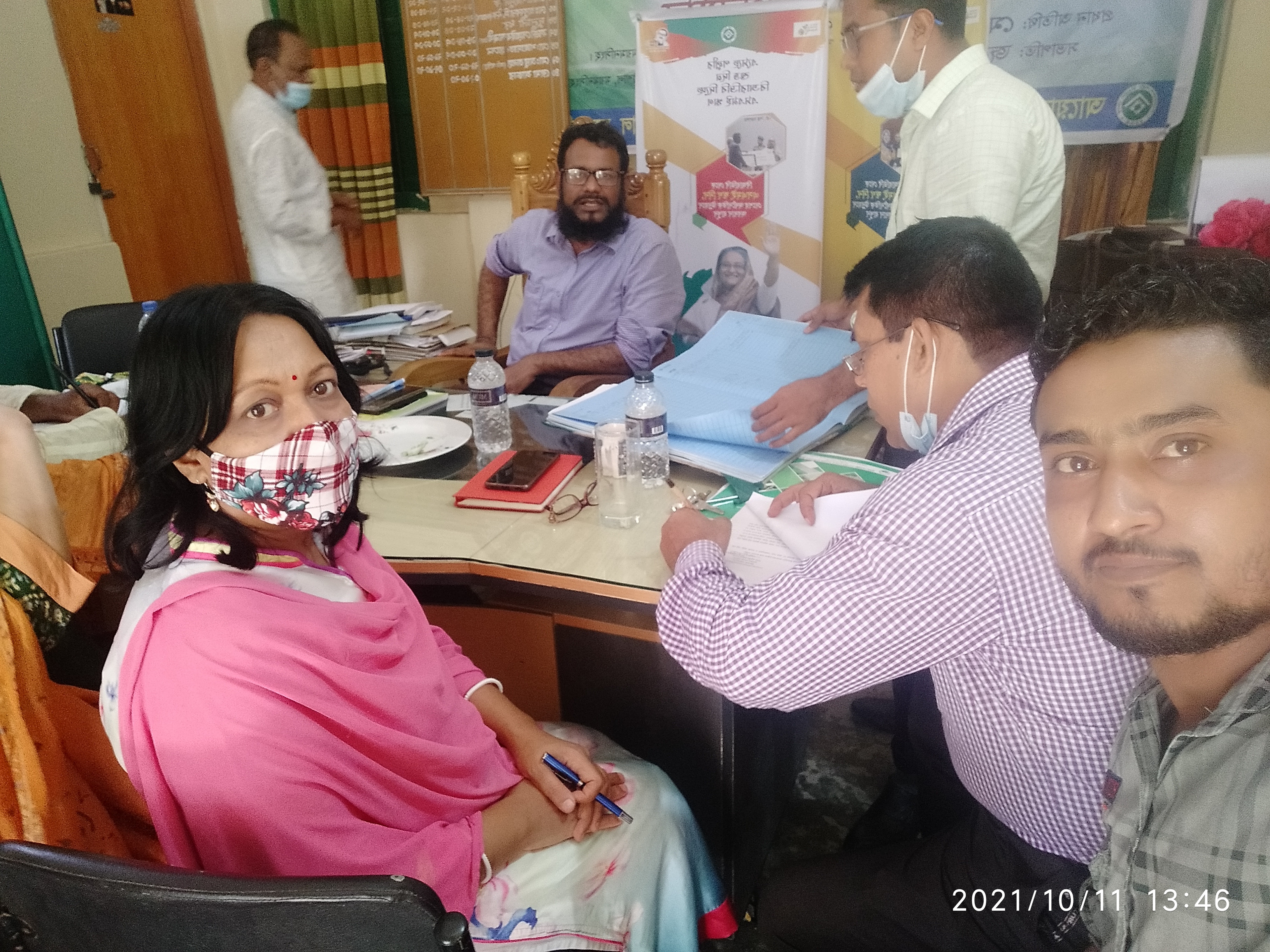 গরিব শিশুদের মাঝে বই বিতরণ